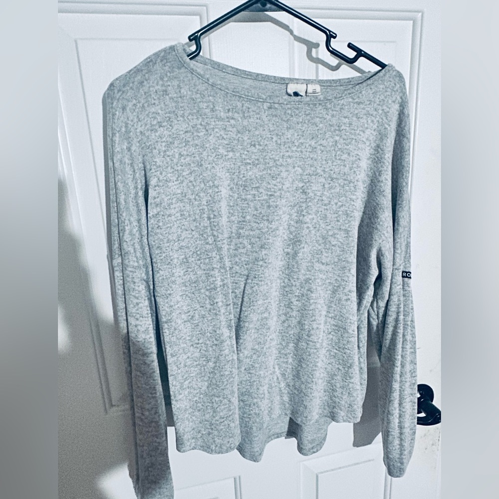 Roxy size small top. Long sleeved gray like new